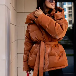 المرأة لامعة الخريف الشتاء مقنعين القطن وسادة مبطنة فضفاضة طويلة الأكمام الدانتيل يصل معطف دافئ 2025 سيدة جديدة موضة ملابس الحفلات