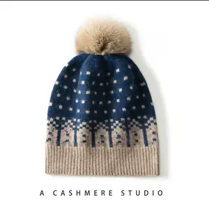 قبعة كشمير 100% عالية الجودة، قبعة شتوية سميكة دافئة، قبعة حماية الأذن من قماش الجاكار ثقيلة الوزن للنساء، قبعة كرة صوف لعيد الميلاد