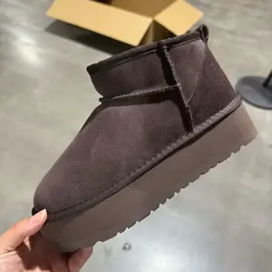 2026 جديد الشتاء الثلوج أحذية السيدات منصة أحذية عالية الكعب النساء حذاء من الجلد الفاخرة مصمم الكلاسيكية الترا البسيطة الفراء التمهيد