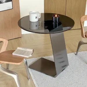 طاولة قهوة من الزجاج المقسى، أريكة غرفة المعيشة، طاولة جانبية على الطراز الإيطالي، بساطتها الحديثة، طاولة مستديرة، طاولات زاوية إبداعية